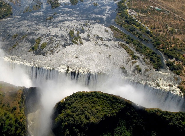 Which Side of Victoria Falls is better – Zimbabwe or Zambia? | Bench Africa