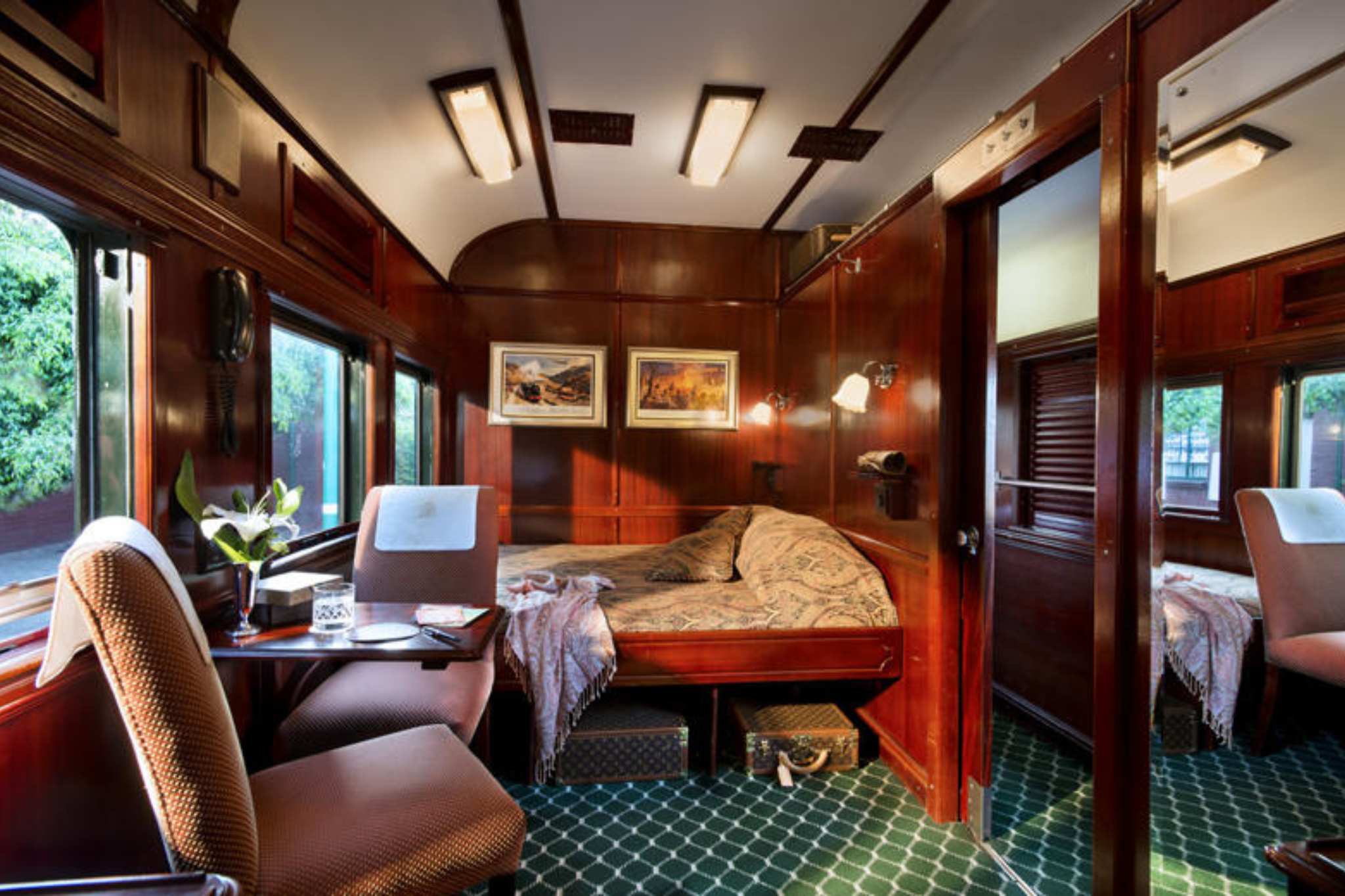 Rovos Rail Pretoria to Victoria Falls – Deluxe suite