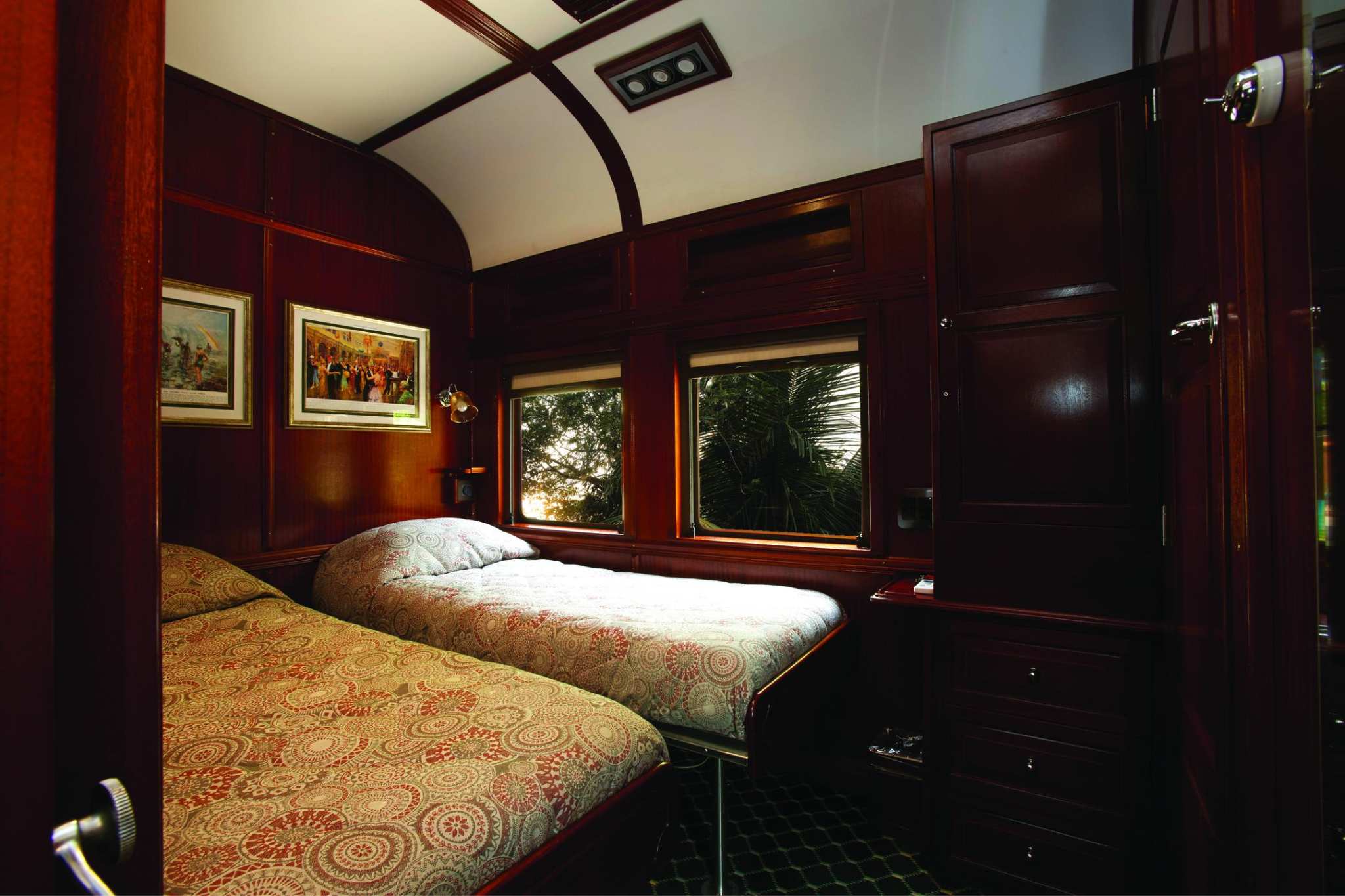 Twin bed on the Rovos Rail Pretoria to Victoria Falls – Pullman Suite
