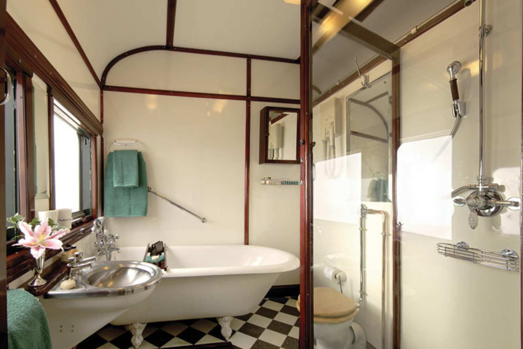 Bathroom Rovos Rail Pretoria to Victoria Falls – Royal Suite