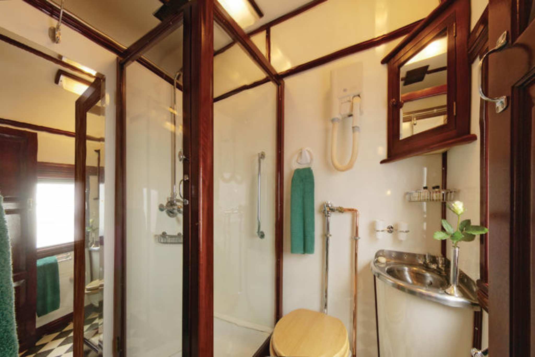 Spacious and elegant Deluxe suite bathroom