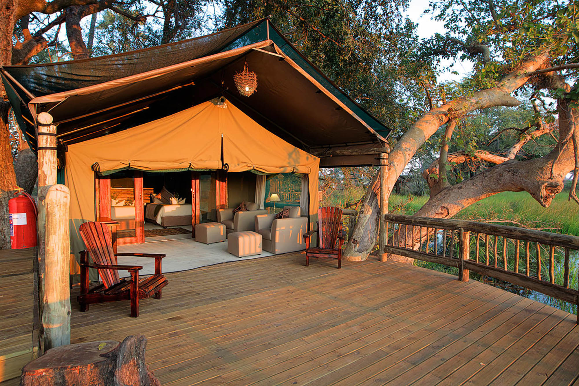 Gunn’s Camp is set under leafy palms and African Ebony to blend naturally with its unique surroundings. Gunn’s Camp achieves a fine balance of comfort without isolating guests from the sights and sounds of the wilderness. The flagship accommodation offering at Gunn’s Main Camp consists of seven fully furnished