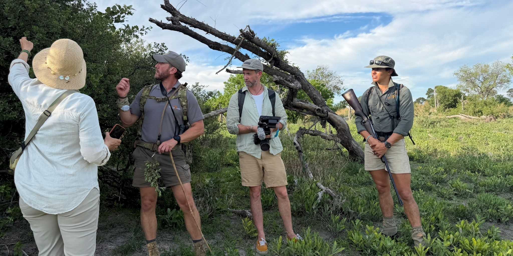 Trecking on foot with Kwapa Safari School